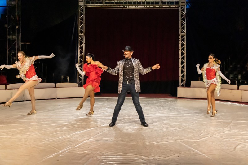 Circo de Natal Estréia dia 26 na Praça Arautos da Paz em Campinas Bailarino