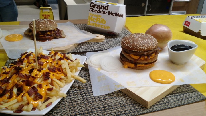 Cheddar McRib Barbecue | Novo Sanduiche Sabor Costela Do Mc Donalds